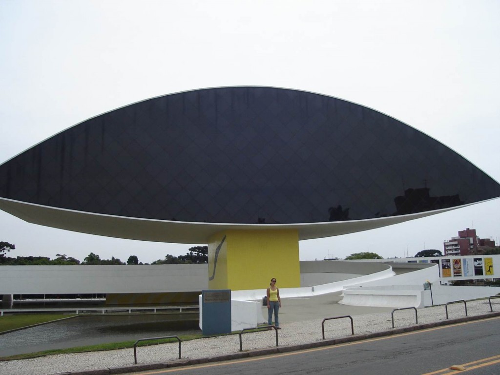 O "olho" de vidro e concreto que é um dos dois prédios do Museu Oscar Niemeyer. Foto: Marcelle Ribeiro