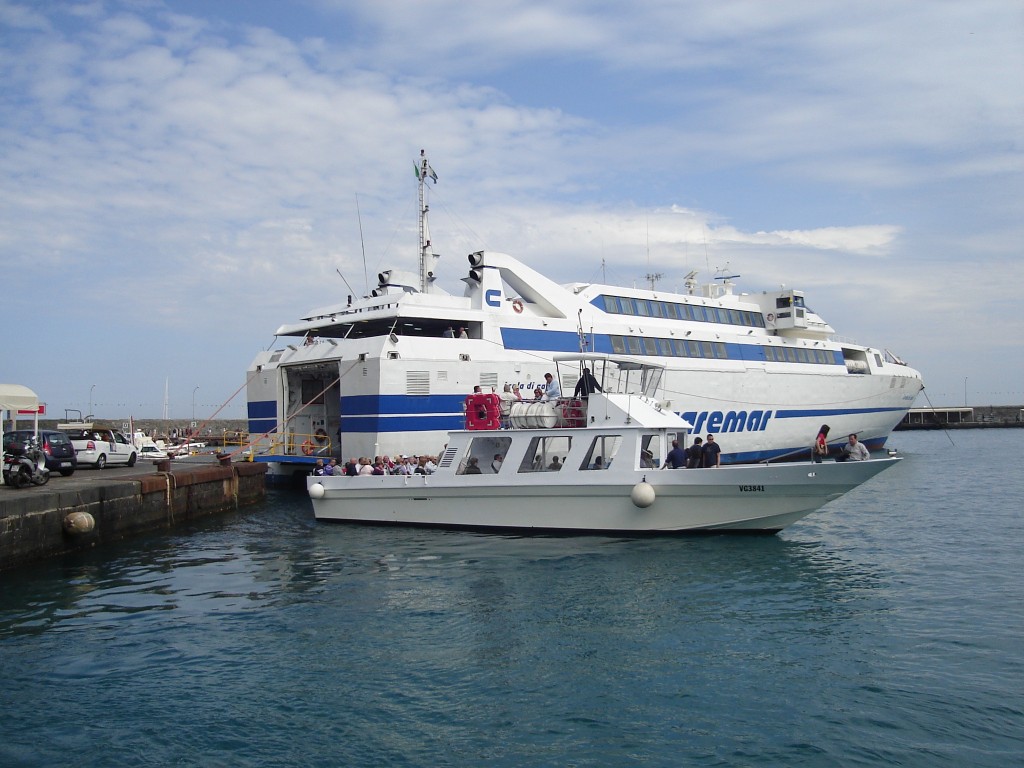 Atrás, o ferry boat da Caremar. Na frente, a lancha da Laser Capri em que é feito o passeio ao redor da ilha. Foto: Marcelle Ribeiro