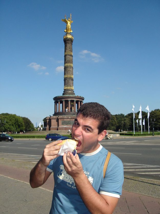 Sanduba de pão com linguiça em Berlim
