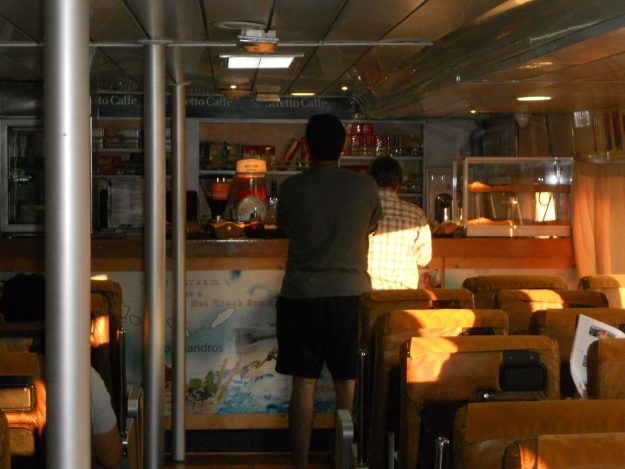 ilhas-gregas-bar-restaurante-barco
