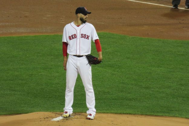 como ver baseball Pitcher do Red Sox preparando arremesso