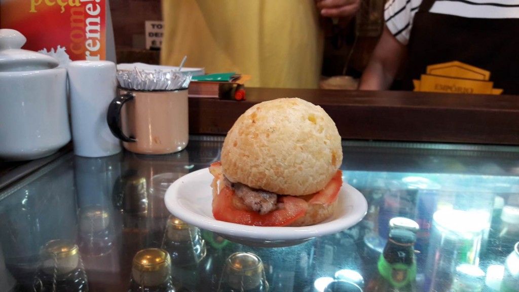 Pão de queijo recheado do João e Maria, no Mercado Municipal de Belo Horizonte. Foto: Marcelle Ribeiro