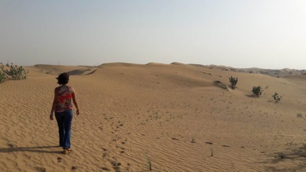 mulher caminhando deserto dubai safari