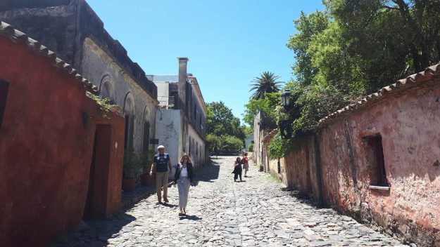 calle de los suspiros colonia del sacramento