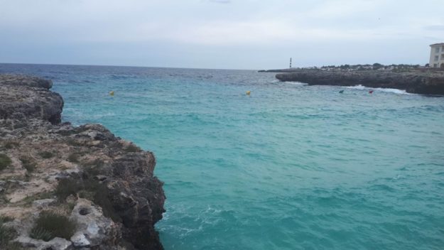 mar praia cala en bosch menorca espanha