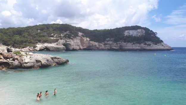 banhistas praia mitjaneta menorca