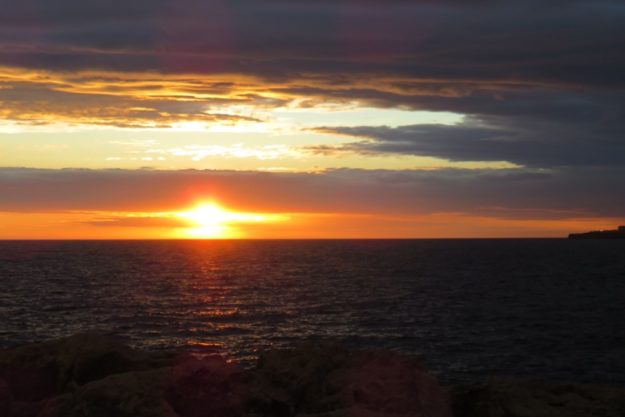 por do sol praia cala blanca menorca espanha