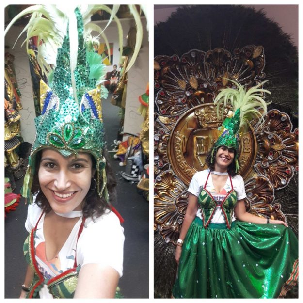 blogueira com fantasia de carnaval na cidade do samba rj