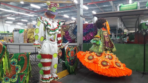 Fantasias da Grande Rio vistas no Carnaval Experience cidade do samba rj
