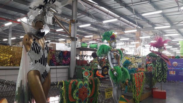 Fantasias da Grande Rio vistas no Carnaval Experience cidade do samba rj