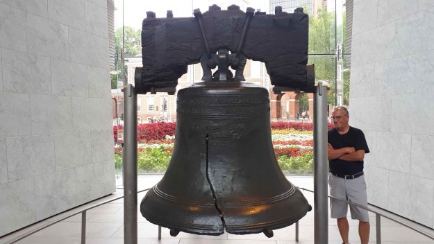 O Liberty Bell é muito procurado pelos turistas na Filadélfia.