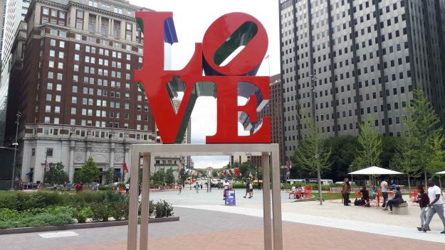 Escultura "Love" no centro da praça na Filadélfia.