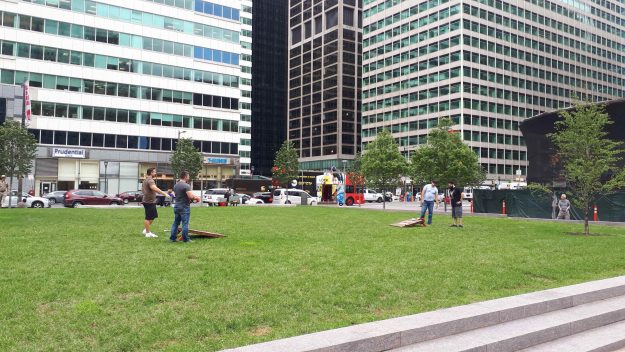 Pessoal aproveitando o gramado do Love Park.