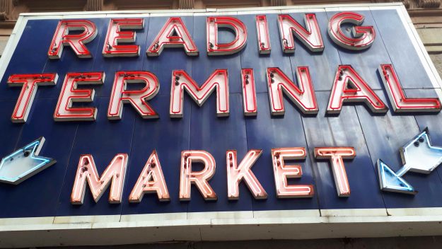 Letreiro clássico do Reading Terminal Market.