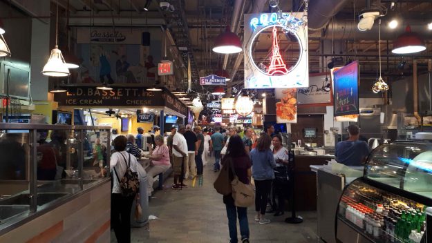 Corredores do Reading Terminal Market cheios de lojas.