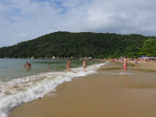 Praia das Laranjeiras Balneário Camboriú