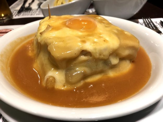 sanduiche francesinha portugal