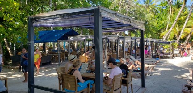 Aqua Beach Club toldo