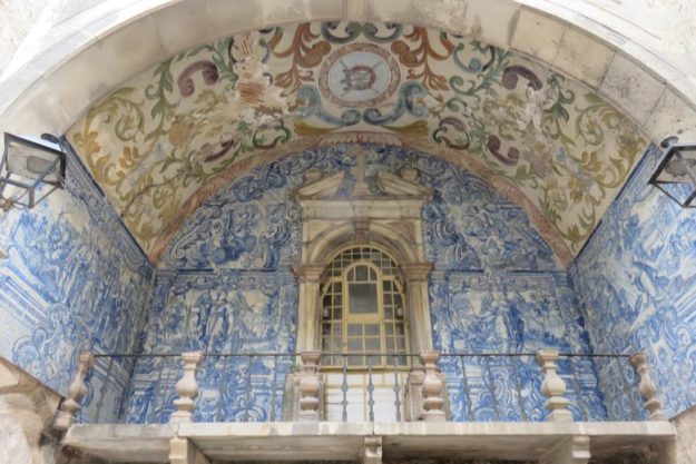 o que fazer em óbidos portal da vila azulejos