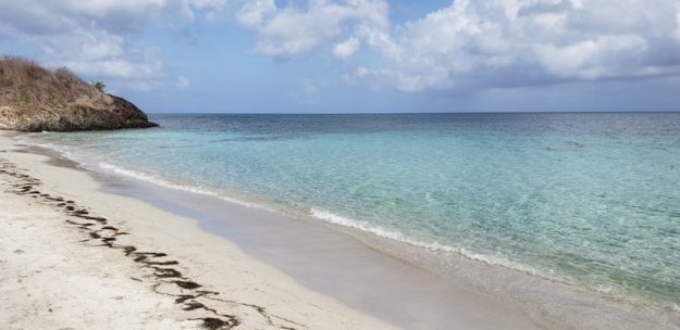 ilha de providencia almond bay