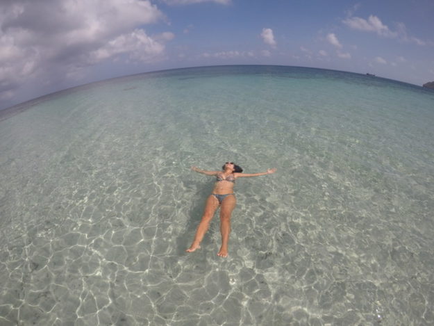 mulher boiando caribe colombiano