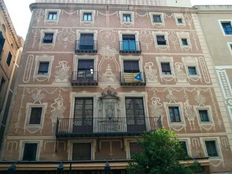 o-que-fazer-em-barcelona-faixada-do-prédio