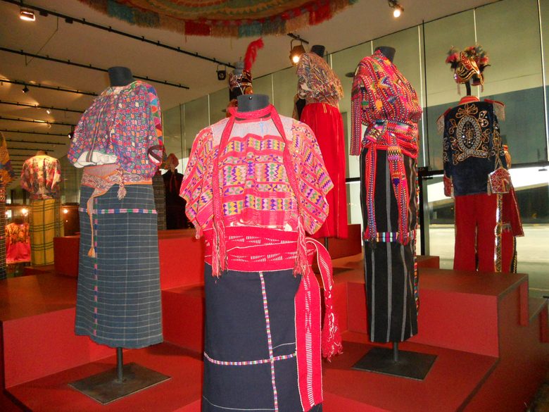 o que fazer em sp memorial america latina roupas coloridas
