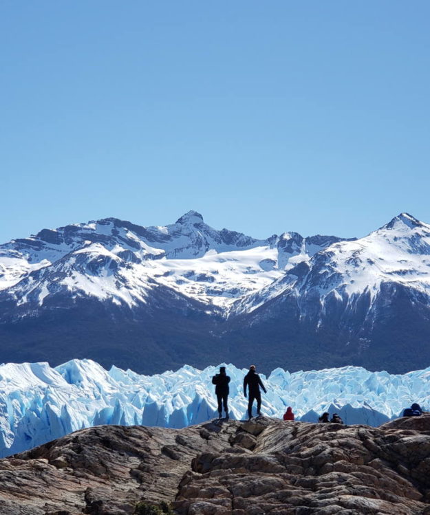 glaciar Periro Moreno homens rochas