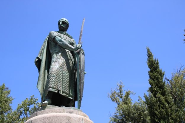 estatua dom afonso henriques em guimaraes