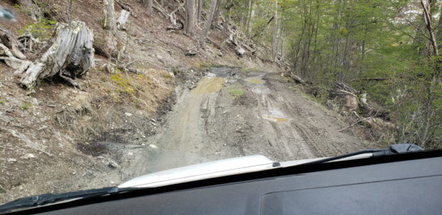 expedicao 4x4 ushuaia carro inclinado